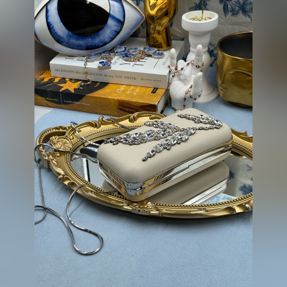 🆕 HENRI BENDEL 🧿 NWOT Ivory Leafy Crystal Embellished Clutch, with Chain Strap - Picture 8 of 15